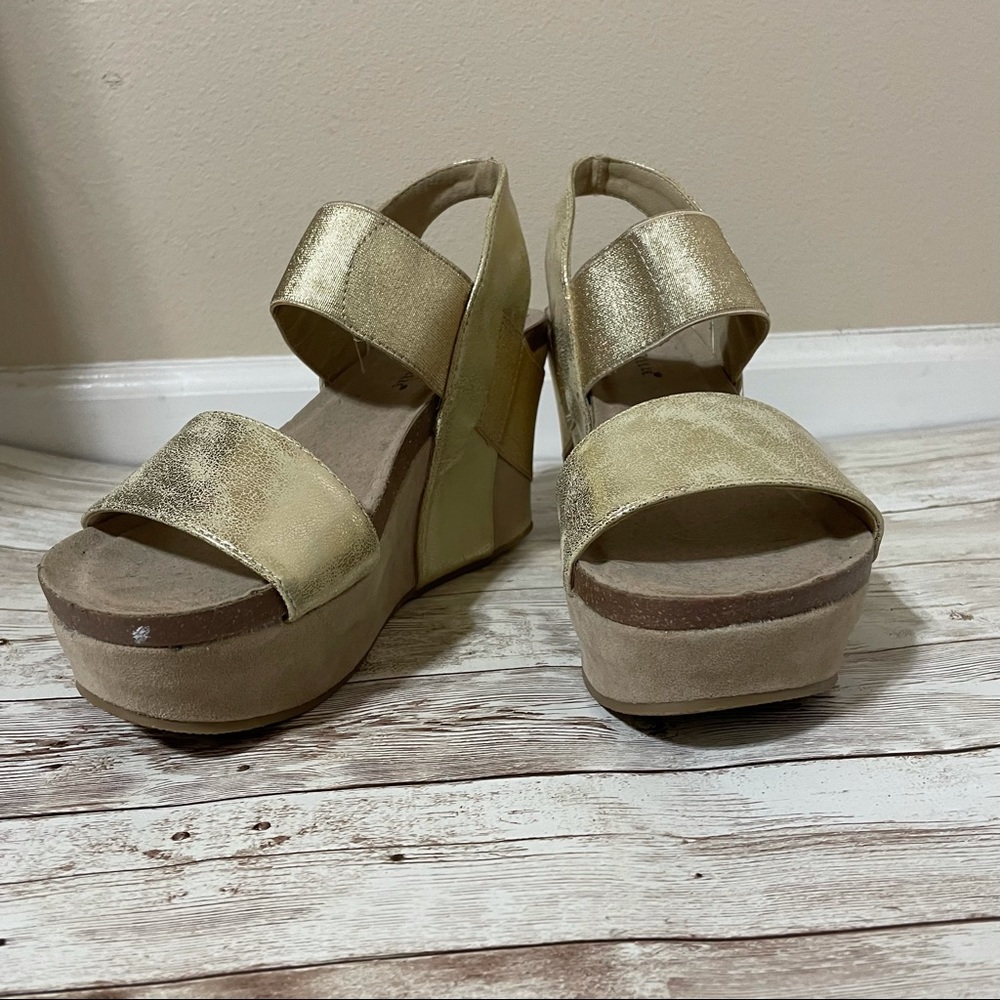 NWOT Nature Breeze Gold Wedges